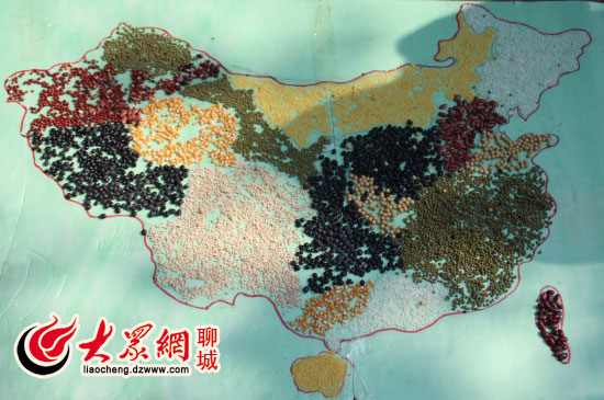 粮食的宣传海报,最有创意的是他们用各种粮食拼成的一个彩色中国地图