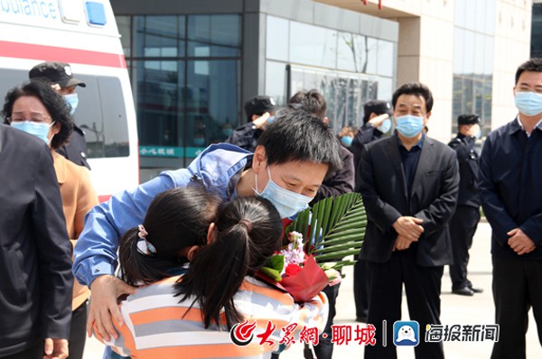 在听完两人四十多天湖北前线战"疫"经历后,高唐县委书记张颖忍不住哭
