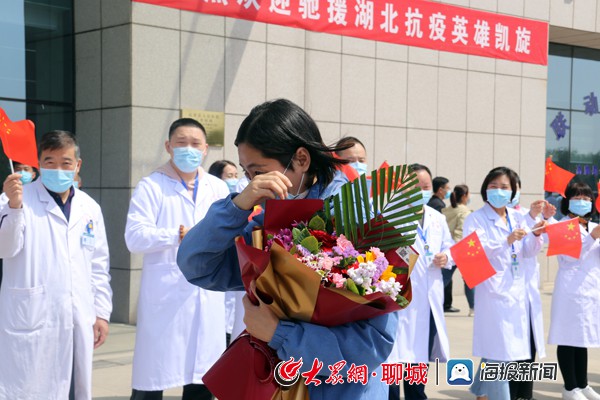 在听完两人四十多天湖北前线战"疫"经历后,高唐县委书记张颖数度哽咽