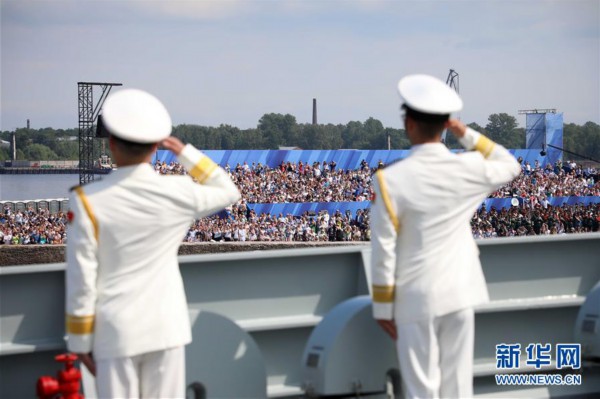 (图文互动)(2)中国海军西安舰参加俄罗斯海军节庆典海上阅兵