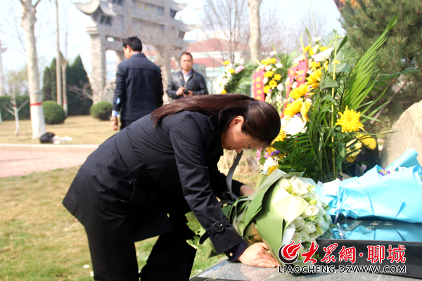 孔繁森同志的小女儿孔玲几乎情绪失控.大众网记者 侯晓 摄