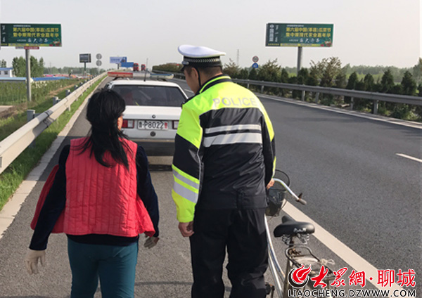 聊城一女子驾驶自行车进高速 交警及时拦停劝回