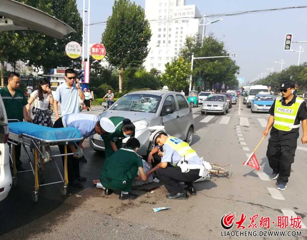 聊城:司机闯黄灯 斑马线上行人被撞飞