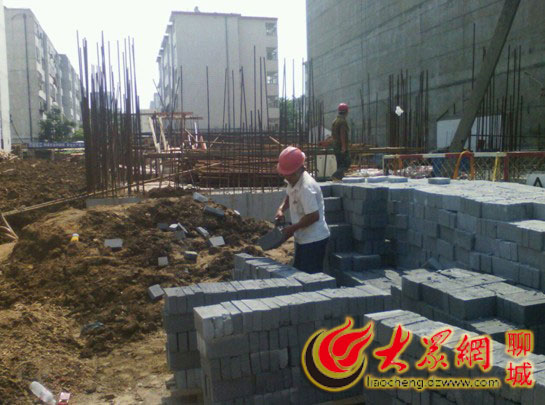 大众网聊城8月6日讯(实习生 刘培省)金鼎商厦旁边的建筑工地上建筑工人在顶着骄阳忙碌着,不时有员工用手抹掉脸上的汗珠,用毛巾擦拭脖子。他们正在建的是一个新的商业楼,商业楼的主体将在年底交付。这又是他们手中的一次创造,崭新的商业楼他们是最美的作品。 这些工人属于建工集团,带队的是建工集团的龙经理。龙经理和他的员工们为我讲述了他们这个团队。他们的团队人数在60-70人之间,分为瓦工,木工,钢筋工人,安装调配工,工作时间是上午七点到下午七点,中间休息两个半小时。 注意防暑是关键 "天太热,你