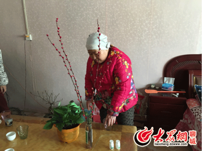 张金菊下床锻炼身体.大众网记者 王新 摄