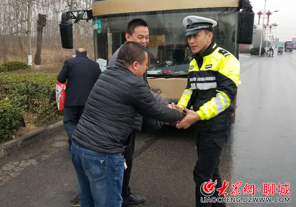 聊城:客车司机大意丢乘客 高速交警全力护送获