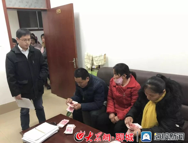 春节前夕冠县法院为21名农民工讨回工资