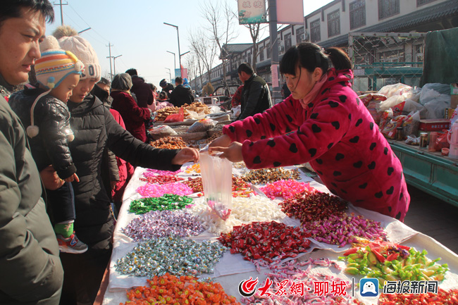 春节将至 高唐梁村大集年味十足_轮播图_聊城大众网