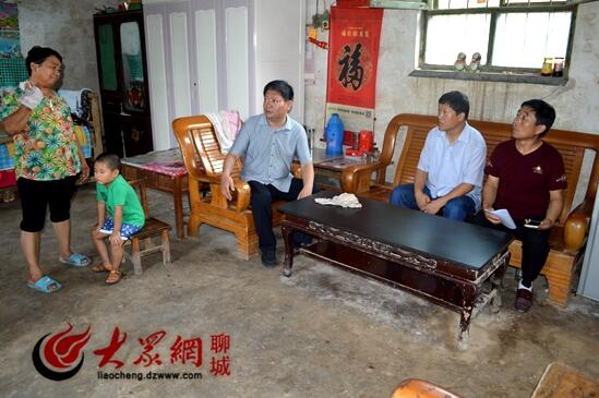 王学广局长和贫困户座谈.