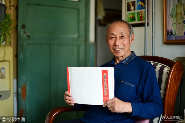改革开放40年来,要说老百姓切身感受到的最大变化是什么,无疑就是收入水平和生活水平的双重提高。 今年已经77岁的退休教师张伟源,是山东省青岛市市北区的一位普通居民,然而不普通的是,从1991年至今,他把这27年间的325张工资条一一收藏了起来,并整理成《工资收入凭证汇集》。张老师说:作为家庭档案,工资条是家庭收入最好的凭证,也是时代进步、人们生活水平提高的有力佐证。