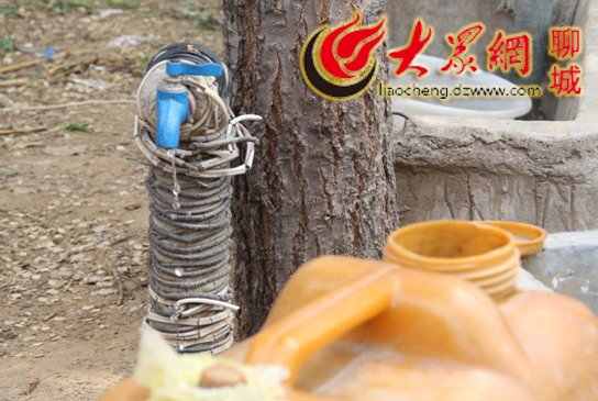 斗虎屯镇水利站 解密:水资源缺乏为根本原因 距离远为直接原因 针对唐铺村缺水的现状,大众网记者先后采访了唐铺村村支部书记耿丙华和斗虎屯水利站贺站长。 "斗虎屯下面有60多个村庄,我们唐铺村离斗虎屯最远,而且整体地势较高,所以水不容易过来,整个唐铺村又西高东低,所以一般东边过来水的时候,西边还是没水,很多村民都采取把水管弄得尽量低或者用电机抽水等方法,但是这些办法都治标不治本,真正没水的时候,怎么整还是没水,另外,最根本的原因是斗虎屯水利站水资源少,不光我们唐铺村缺水,朱枣村、南夏村等这些村