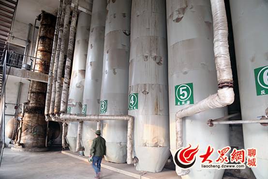 就是在这个车间,玉米芯经过加工变成糠醛.大众网记者王传胜 摄