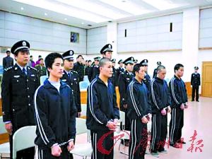 6名疑犯劫杀大学教授受审 首犯仍然在逃(图)