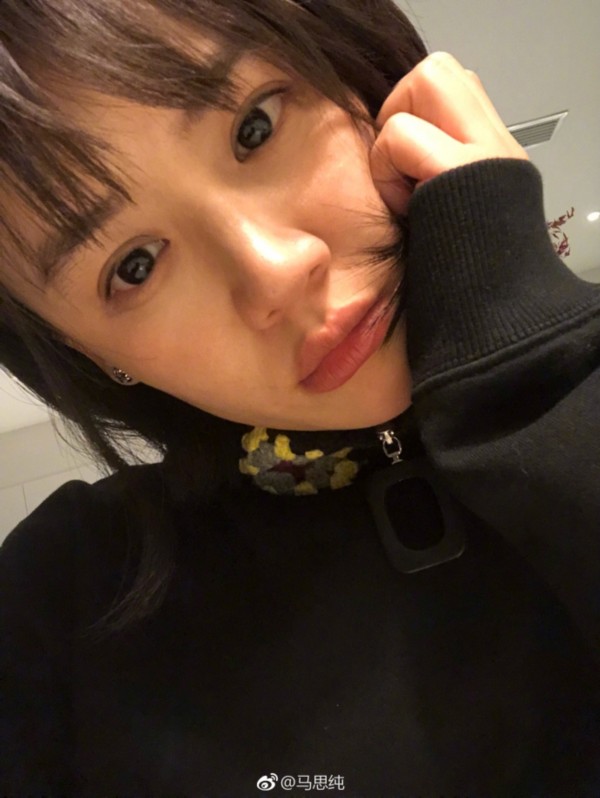 马思纯晒素颜四连拍 表情呆滞难掩水嫩好皮肤