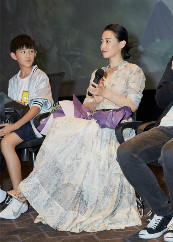 谭卓浅绿色印花长裙造型清爽 新片诠释女强人