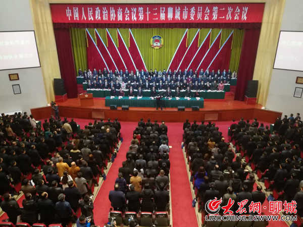 大众网聊城1月6日讯(记者 侯晓)中国人民政治协商会议第十三届聊城市委员会第二次会议,1月6日上午在市会议接待中心隆重开幕。来自全市各党派团体和各族各界的政协委员汇聚一堂,将围绕事关全市经济社会发展的重大问题议政建言、共谋良策,为全市改革发展稳定大局凝聚共识、凝聚智慧、凝聚力量。 市会议接待中心报告厅内气氛庄重热烈,象征全国各族人民大团结的政协会徽悬挂在主席台正中,十面鲜艳的红旗分列两侧。 市政协主席张旋宇,市政协副主席王广柱、葛敬方、马保杰、张金伦、黄勇、马卫红、孙凌云,秘书长栾居军出席会