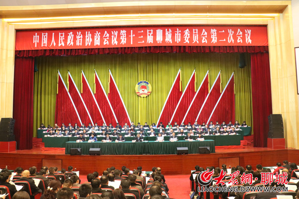 大众网聊城1月9日讯(记者 侯晓)中国人民政治协商会议第十三届聊城市委员会第二次会议圆满完成各项议程,1月9日上午在市会议接待中心报告厅胜利闭幕。 市政协主席张旋宇,市政协副主席王广柱、葛敬方、马保杰、张金伦、黄勇、马卫红、孙凌云,秘书长栾居军出席会议并在主席台前排就座。 市委书记、市人大常委会主任徐景颜,市委副书记、市长宋军继,市委副书记陈平应邀出席大会并在主席台就坐。 会议应出席委员405名,实到396名,符合法定人数。 在张旋宇的主持下,会议首先通过了市政协2018年协商工作计