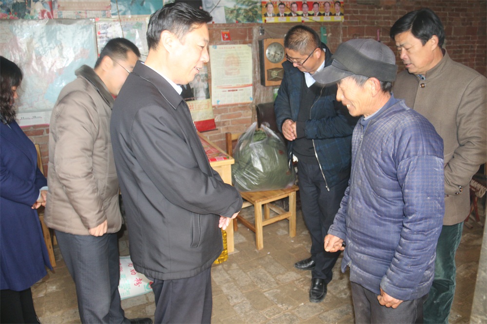 张连臣赴韩集乡季寺村慰问困难群众.jpg