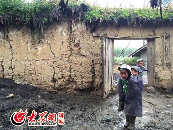 四川大涼山區有多窮?人畜同屋住 吃發黴食物_今日要聞_聊城大眾網