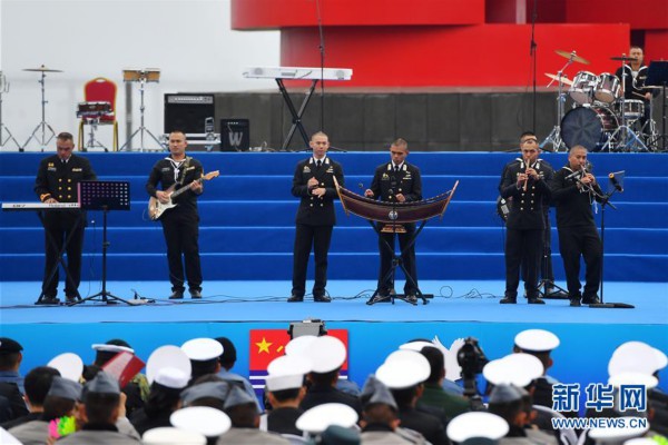 來自中國,泰國,越南,孟加拉國,印度的海軍軍樂隊登臺演奏經典曲目