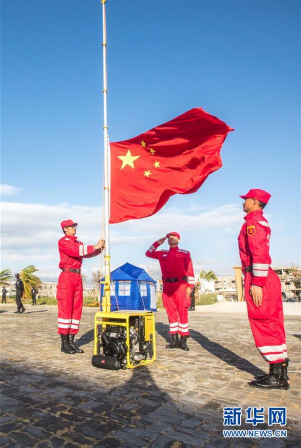 五星红旗屏保迎风飘扬图片