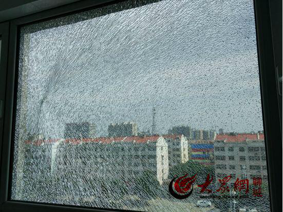 玻璃窗被钢珠击穿 聊城水城雅居业主遭遇惊魂一幕