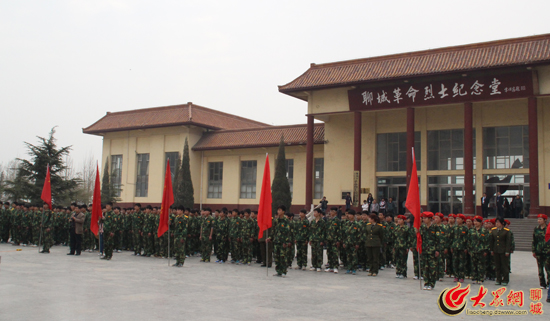 清明:聊城少年军校在革命烈士纪念堂前宣誓