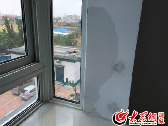 聊城一小区整栋楼窗户漏水成水帘洞 业主质疑窗户密闭性