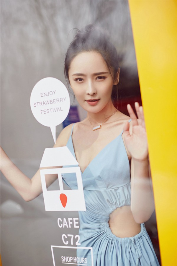 李曼全新写真曝光气质优雅